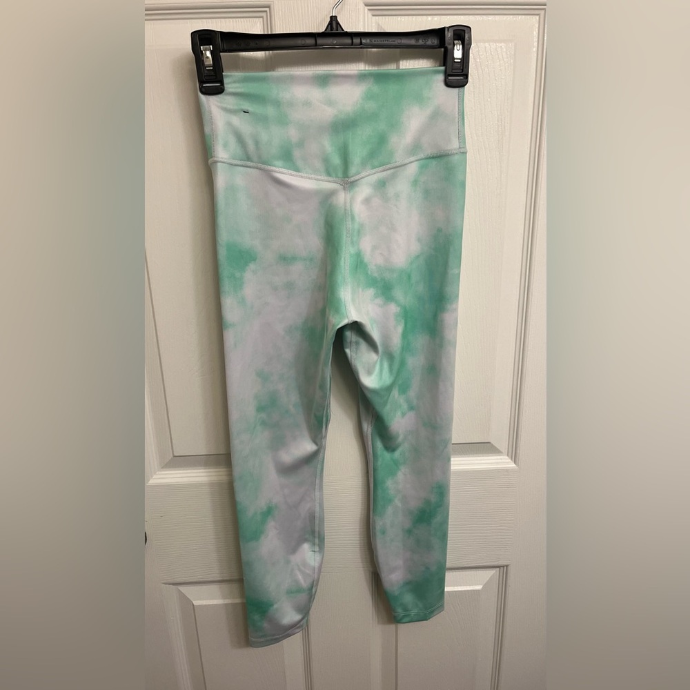 Like-New Nike Women’s size XS Green & White Tie-Dye Athletic Leggings - Picture 4 of 12